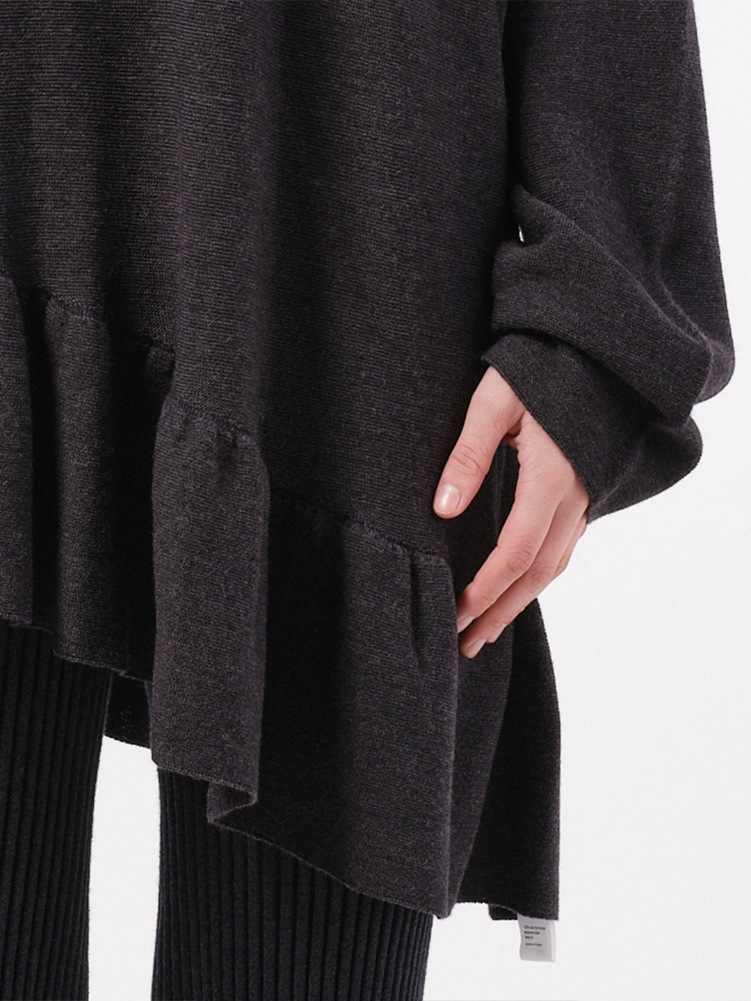 Relaxed flounce pullover