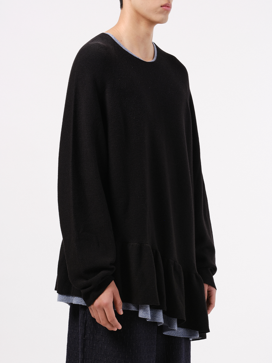 Relaxed flounce pullover