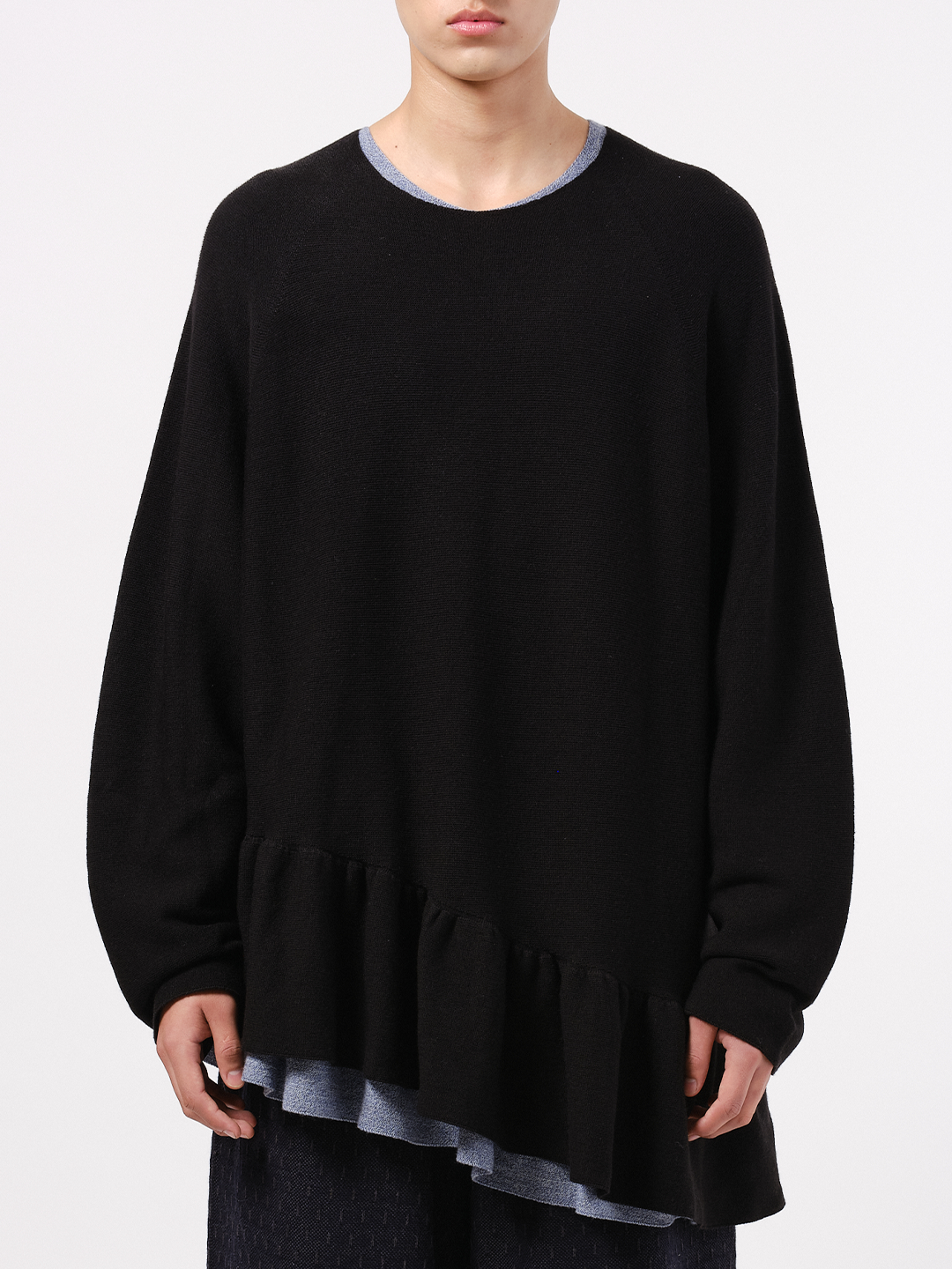Relaxed flounce pullover