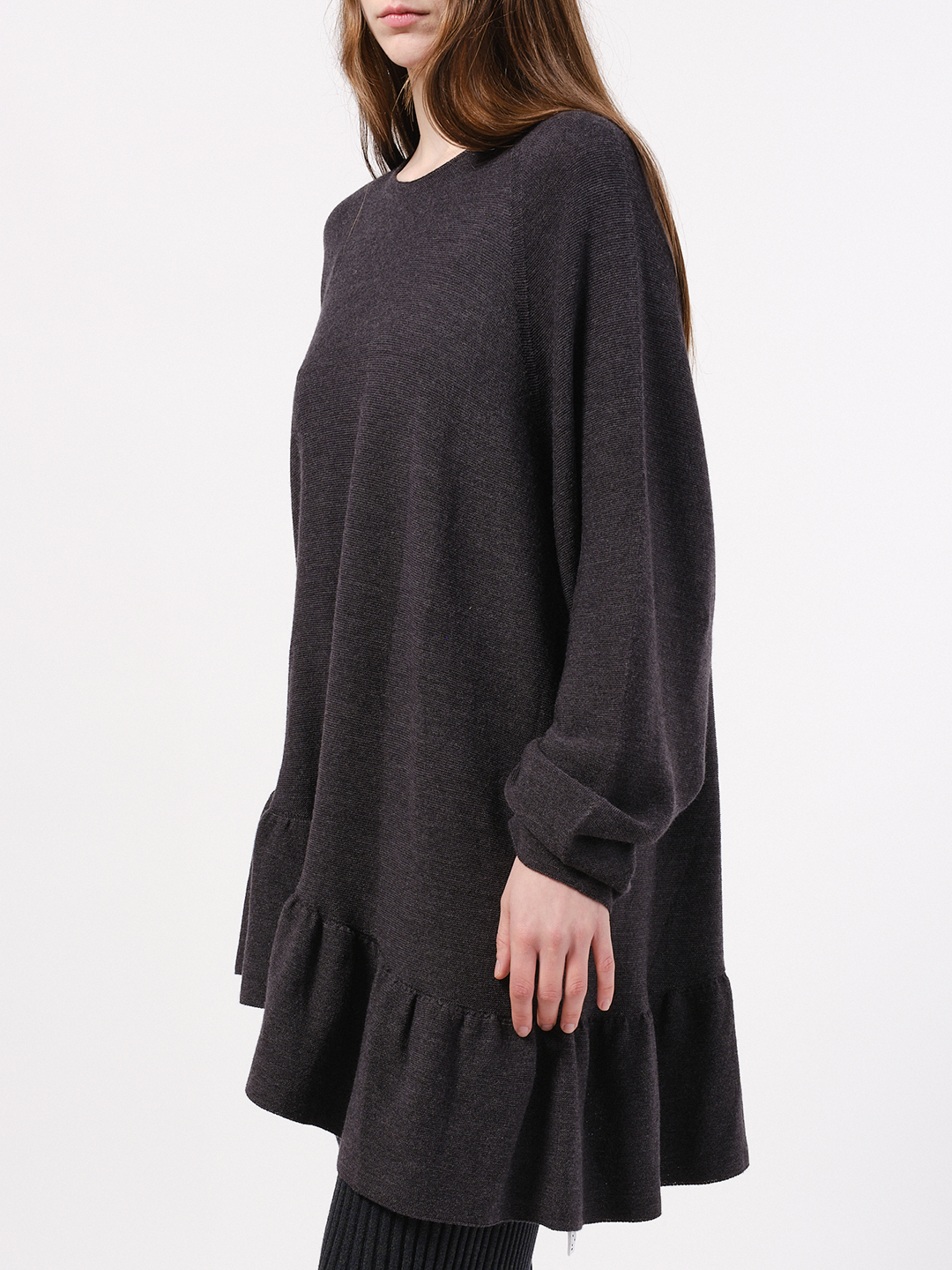 Relaxed flounce pullover