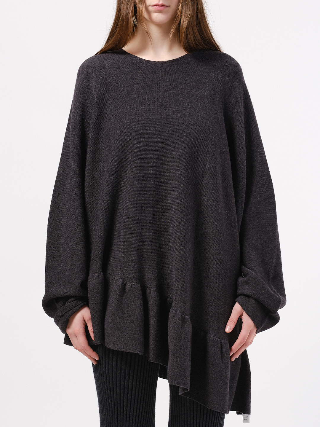 Relaxed flounce pullover