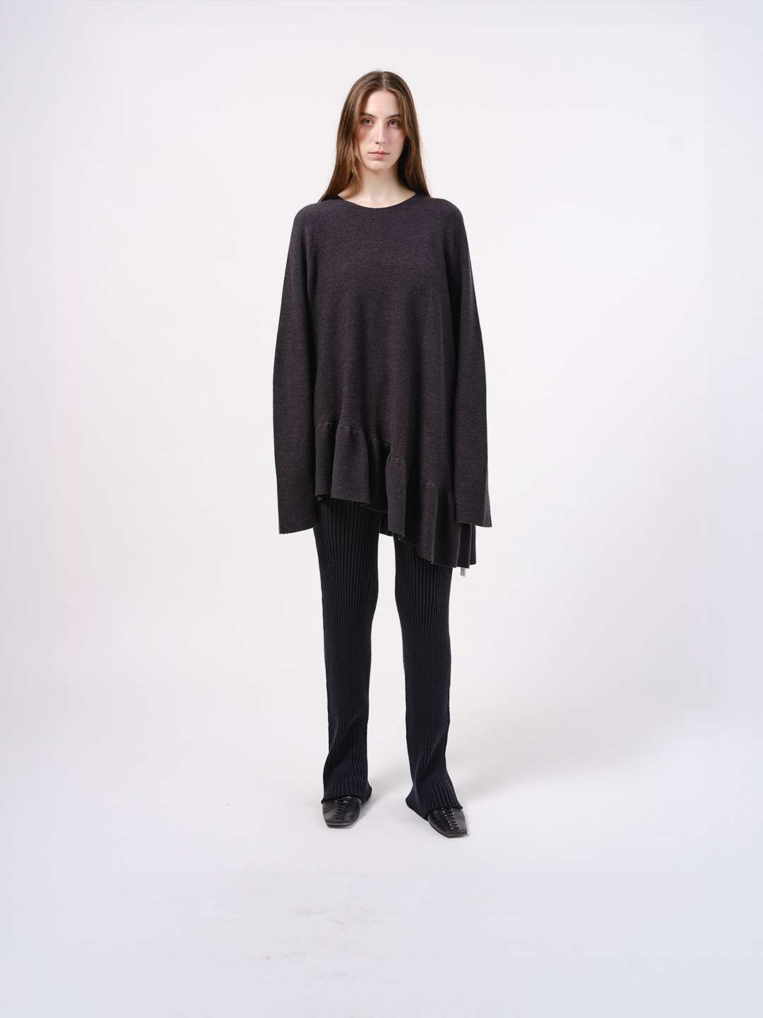 Relaxed flounce pullover